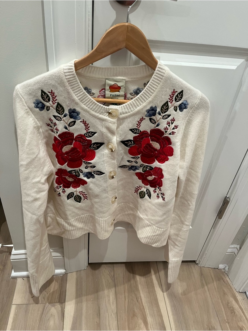 NWT FARM Rio Cream Embroidered Flowers Buttoned Knit Cardigan S - Picture 4 of 6